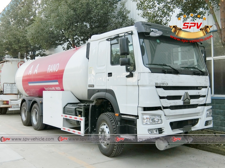 Right front view of LPG Tanker Sinotruk 6x4